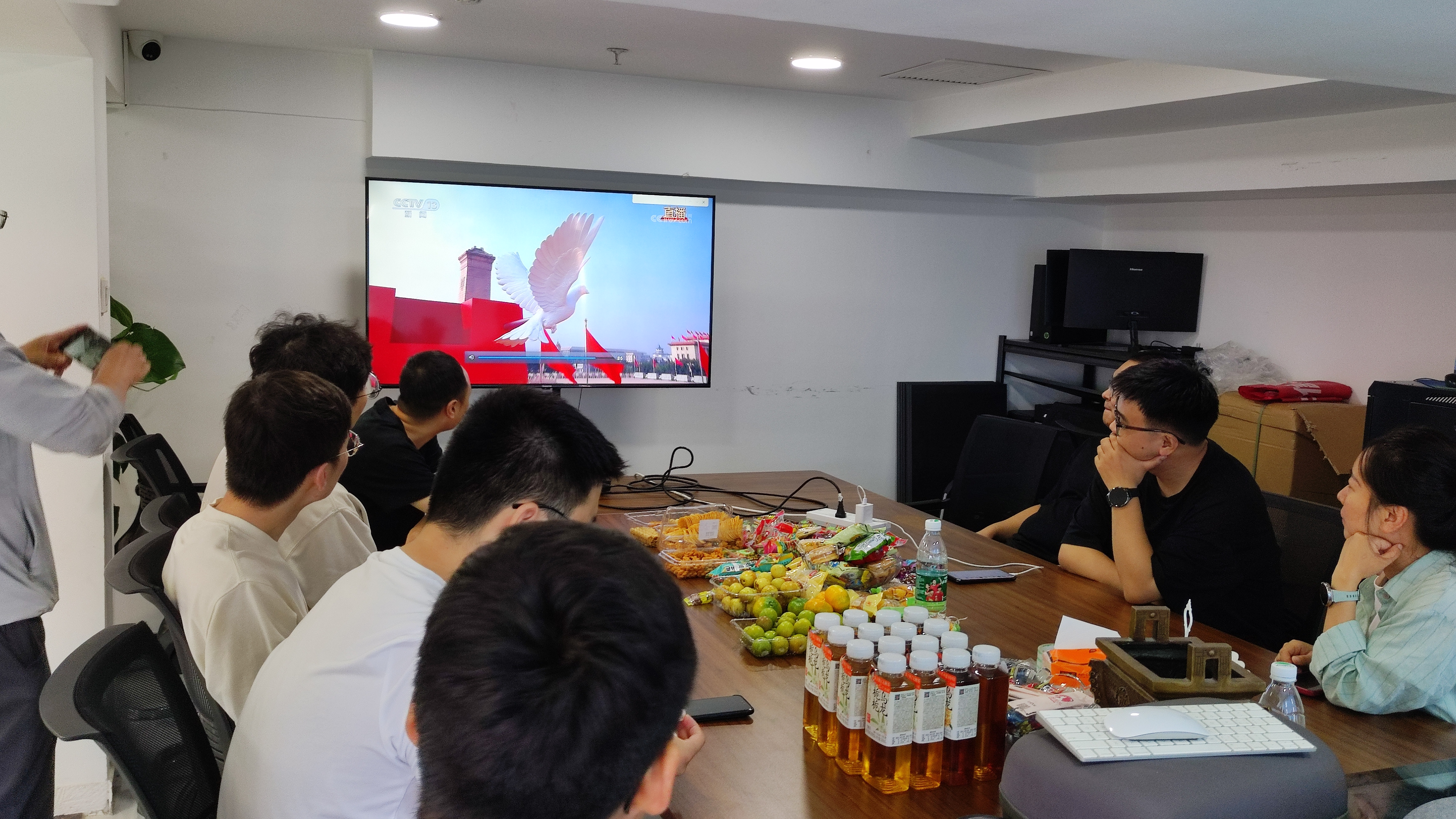 銘記歷史,開創(chuàng)未來 —— 利君成組織員工觀看抗戰(zhàn)勝利 80 周年慶典 銘記歷史,開創(chuàng)未來 —— 利君成組織員工觀看抗戰(zhàn)勝利 80 周年慶典